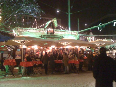 Weihnachtsmarkt vor dem Bahnhof Hannover 2010