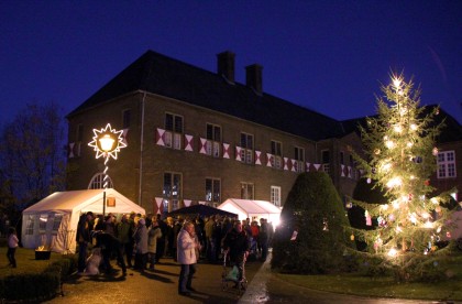 Glühwein vor historischer Schloss-Kulisse.