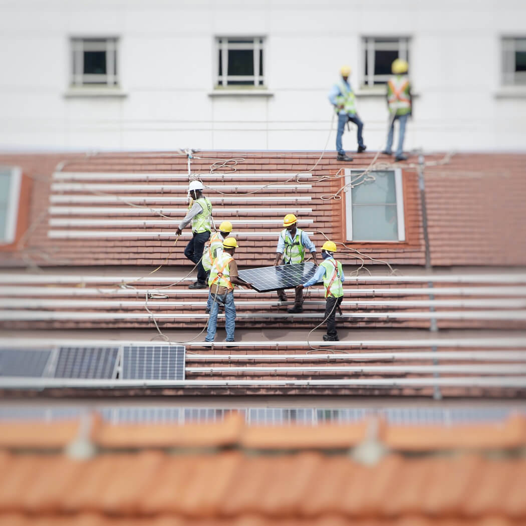 Installation von Solarpanels auf einem Dach