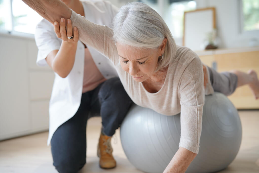 Seniorin mit Gymnastikball