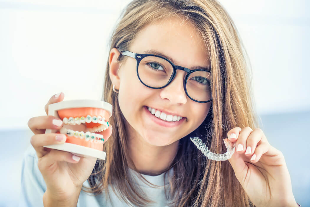 Junge Frau mit Zahnspange