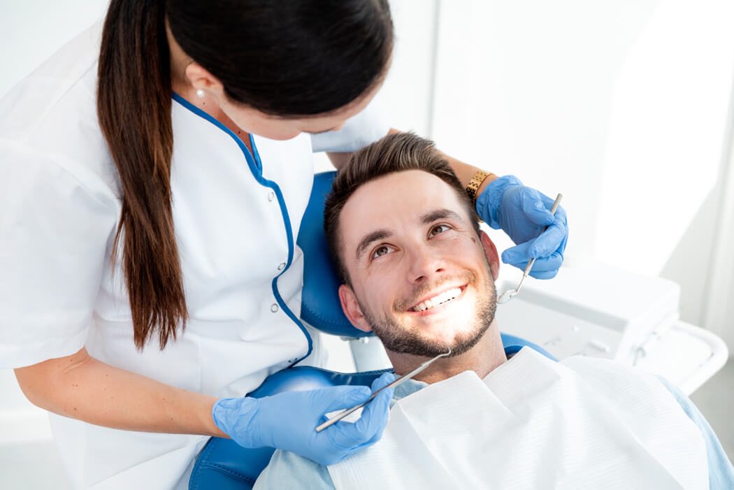 Patient im Zahnarztstuhl