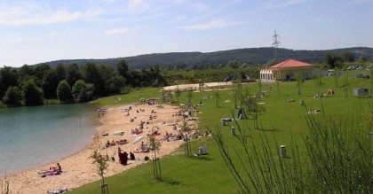 Badesee Niedernberg bei Sonnenschein und nicht überfüllt