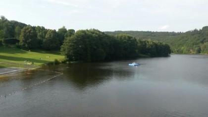 Überblick über den See mit Nichtschwimmer-Bereich und Badeinsel