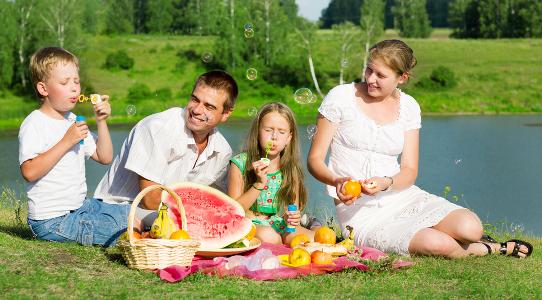 Familienpicknick am Badesee Bild