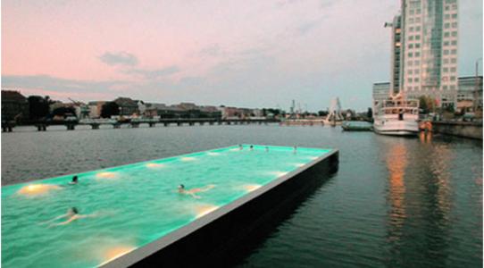 Schwimmen mit Aussicht auf der Spree in Berlin Bild