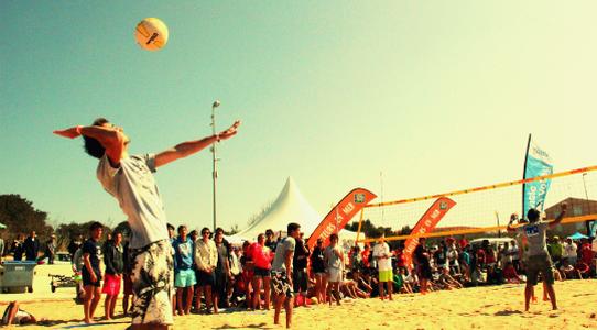 Fit am Strand mit Beachvolleyball Bild