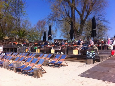 Sandstrand mit Liegestühlen