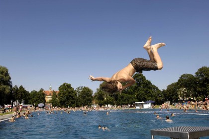 Sprung ins Becken vom Schyrenbad