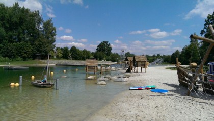 Sandstrand mit Abenteuerspielplatz