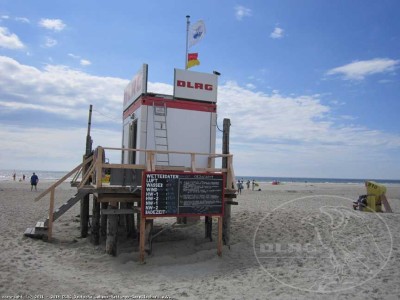 DLRG-Überwachungsturm nebst Sandstrand an der Nordsee in Nebel