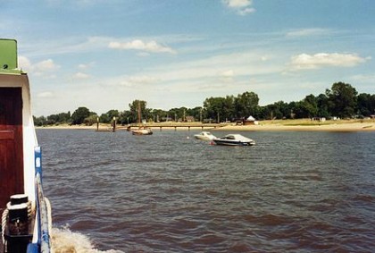 schöner naturbelassener Sandstrand 