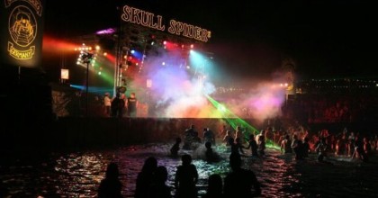 Beachparty mit schwimmender Bühne und Lasershow