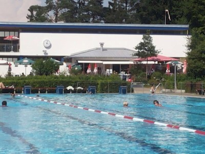 Blick übers Schwimmerbecken