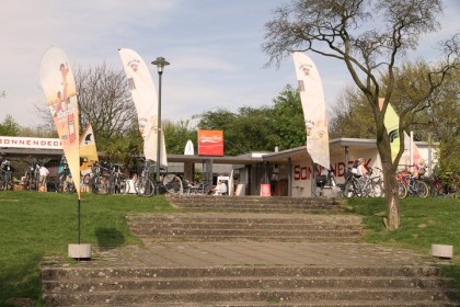 Sonnendeck Eingang neben dem Löricker Strandbad