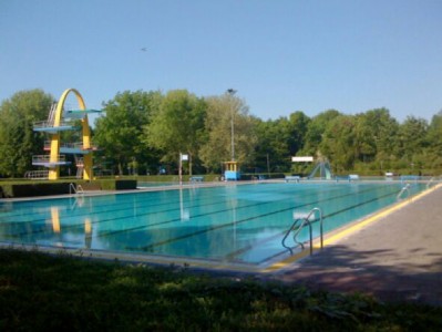 Schwimmerbecken und 10m Sprungturm