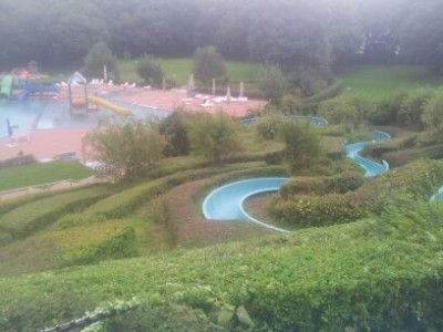 88 m Wasserrutsche. Großer Wasserspielgarten im Hintergrund 