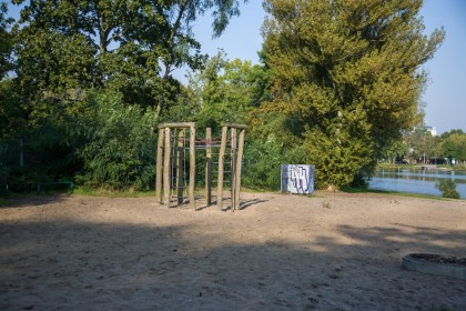 Spielplatz Umkleide und Feuerstelle