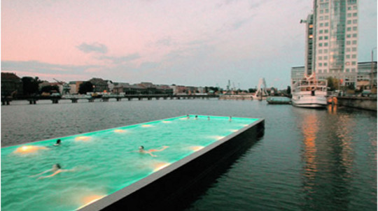 Schwimmen mit Aussicht auf der Spree in Berlin Bild