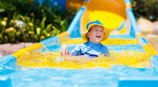 Spaß auf der Sommerrutsche im Freibad Bild