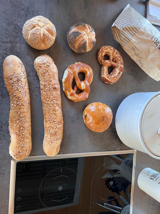 Leider war heute der letzte Tag der Bäckerei von Josef Klemm in Stadtbergen, welcher nicht nur die besten Brezen und größten Seelen hergestellt hat, die ich bisher gesehen habe. Bedauerlicherweise schließt wieder mal ein weiterer kleiner guter Bäcker ohne Fortsetzung seiner Qualität. Eine echte große Kullerträne löste sich beim heimfahren aus meinem Auge. Wir alle wünschen ihm einen wunderschönen Ruhestand. Danke für diese leckeren Backwaren. Nachfolger werden es sehr schwer haben Lg P.Dietl 