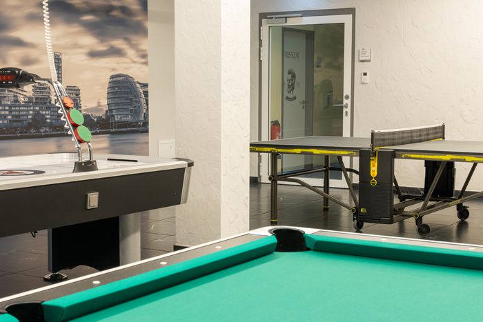 Ein Spielzimmer mit Tischtennisplatte, Air Hockey, Billard und Darts steht den Mitarbeitern der Böttcher AG zur Verfügung.