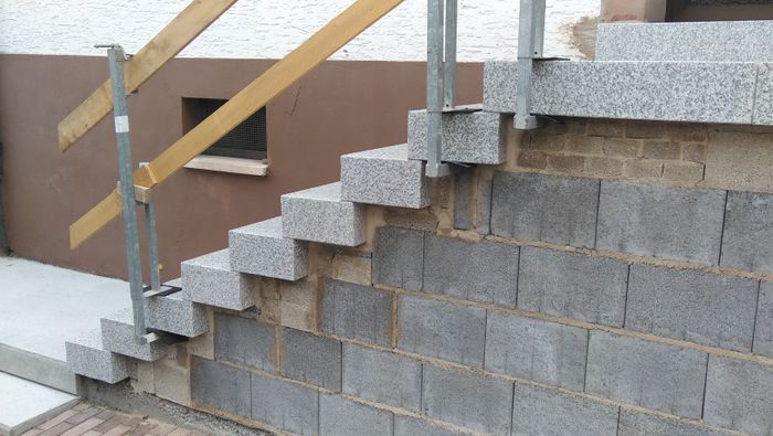 Neue Eingangstreppe aus Granitblockstufen.