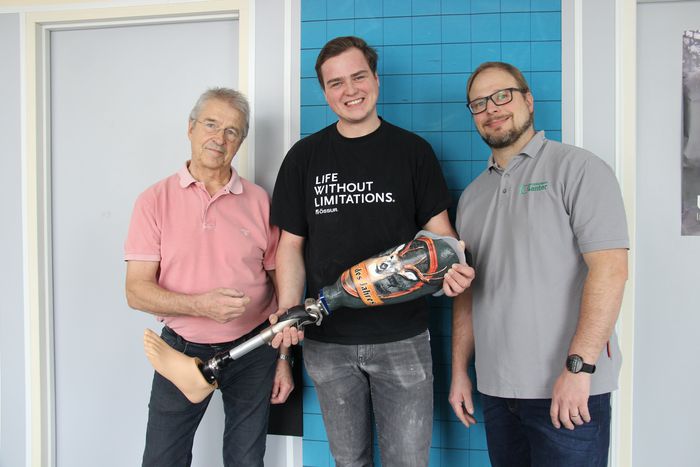 Herbert Ganter (Geschäftsführer), Simon Schweinböck (OT-Techniker) und Christoph Ganter (OT-Techniker-Meister) mit Oberschenkel-Prothese im Wunschdesign