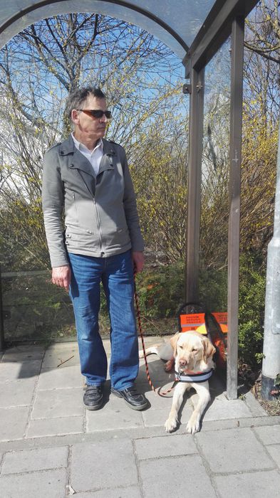 Hans Peter Schönfeld mit seinen Blindenführhund Alex von Mathilda