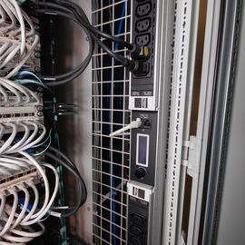 Beratung und Planung sowie Projekt Objektüberwachung von modularen PDU Stromschienlösungen mit Messstationen für die IT und Gebäudeautomation Leitstellen in Netzwerk Unterverteilungen und Server-Racks.