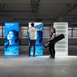 Die LED-RollUps PIXLIP POP können kinderleich aufgebaut werden und fallen viel mehr auf, als ein herkömmliches RollUp