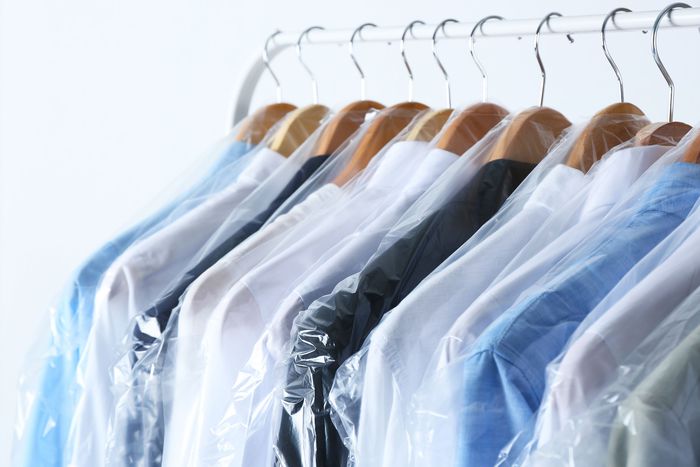 Kleiderständer mit frisch gewaschenen Hemden