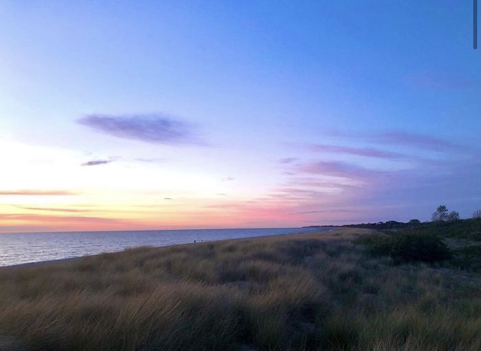 Die schönsten Sonnenuntergänge am vorgelagerten Strand, wenige Schritte vor der Ferienwohnung gelegen