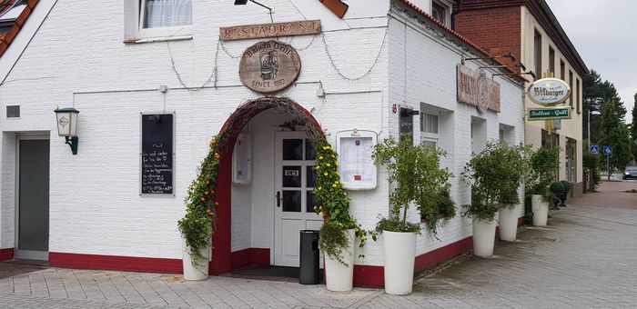 Balkan Grill Eingang. Das Restaurant befindet sich Ecke Hauptstraße/Schulweg.