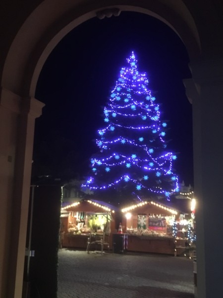 Blauer Lichterglanz in der Potsdamer Innenstadt | Blick durch Torbogen vom Brandenburger Tor auf Buden des Weihnachtsmarktes und auf den blau beleuchteten Weihnachtsbaum