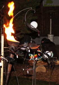 Gemütliche Lagerfeuer-Stimmung zu leckeren Wildwürsten