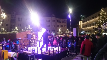 Eisskulptur live am Markt geschnitzt