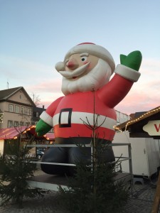 Der berühmte aufblasbare Weihnachtsmann