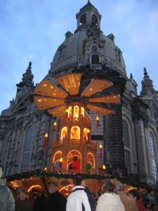 Weihnachtsmarkt an der Frauenkirche in Dresden 2010 (01)