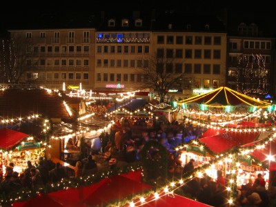 Blick vom Rathhaus auf den Aachener Weihnachtsmarkt