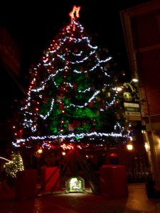 Weihnachtsbaum in Dülken an Piets Glühweinbude