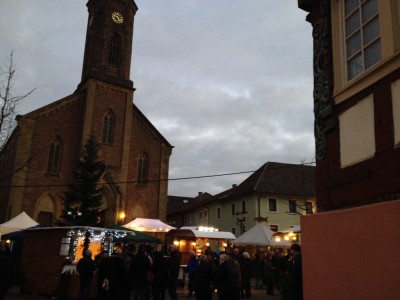 Ev. Kirche Münzesheim mit Weihnachtsmarkt