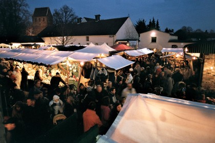 Weihnachtsmarkt am Abend